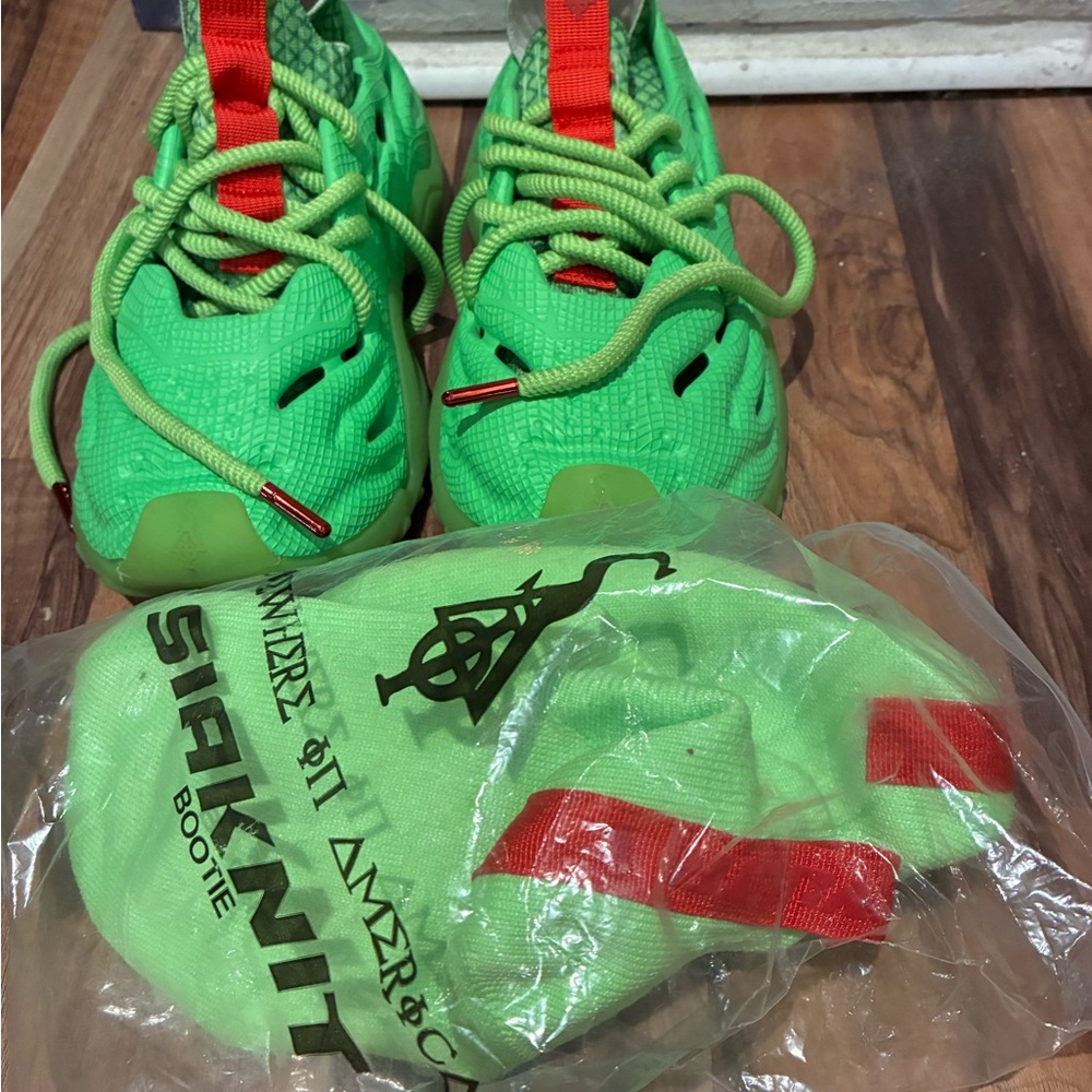 Sia collection Vulture foam “Grinch Glow” sneakers neon green men’s 5 women’s 7 - Picture 2 of 5